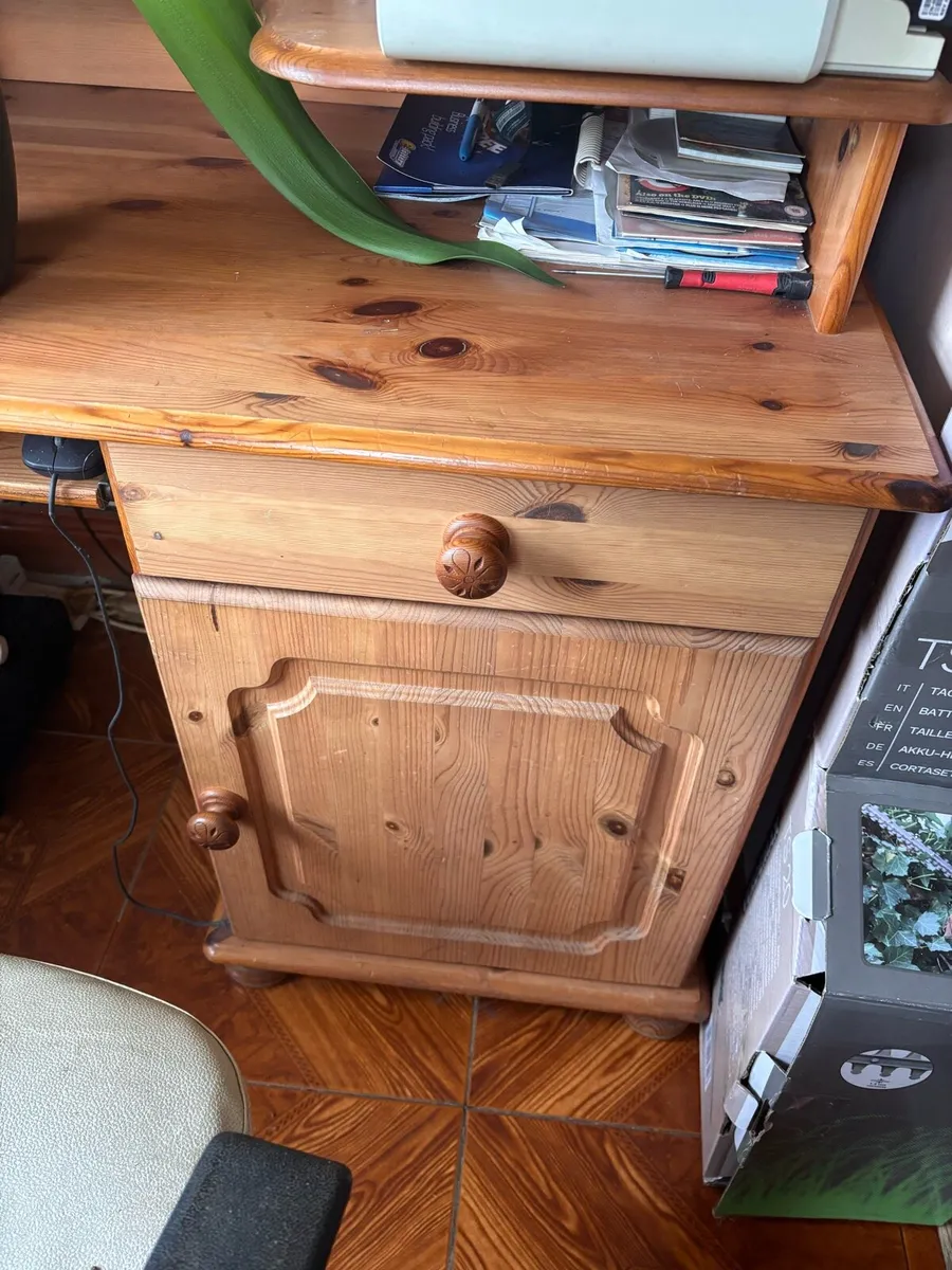 Computer table. - Image 1