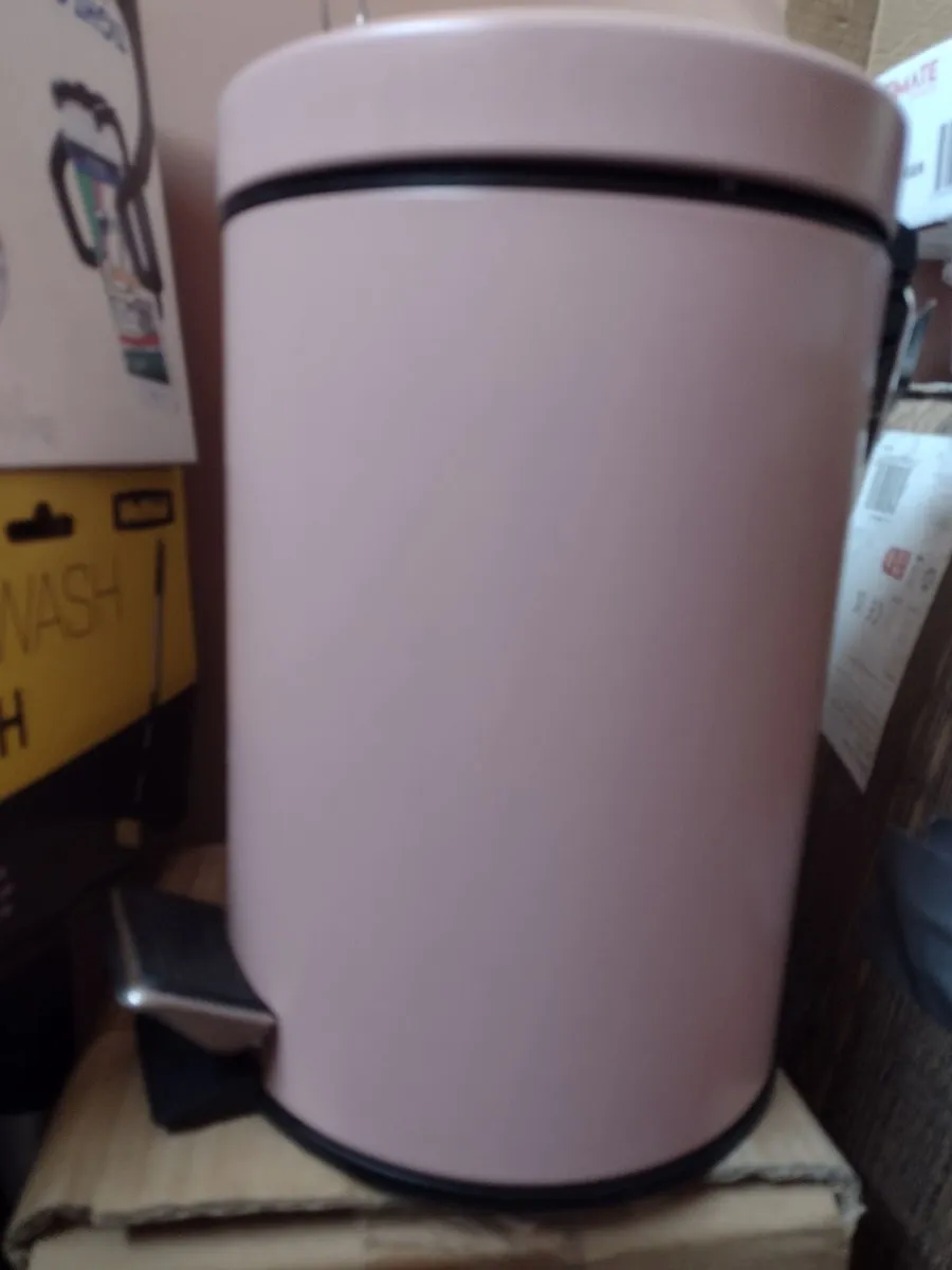 New 3litre pedal bin with removable plastic liner - Image 1