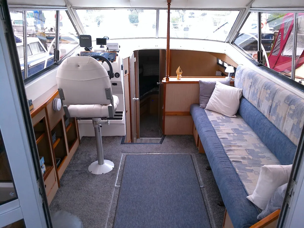 1994 Haines 29 Sedan. - Image 3
