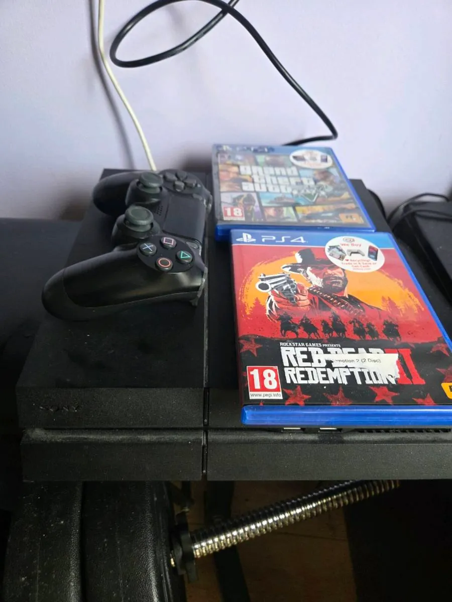 PlayStation 4 500gb + 2 games - Image 1