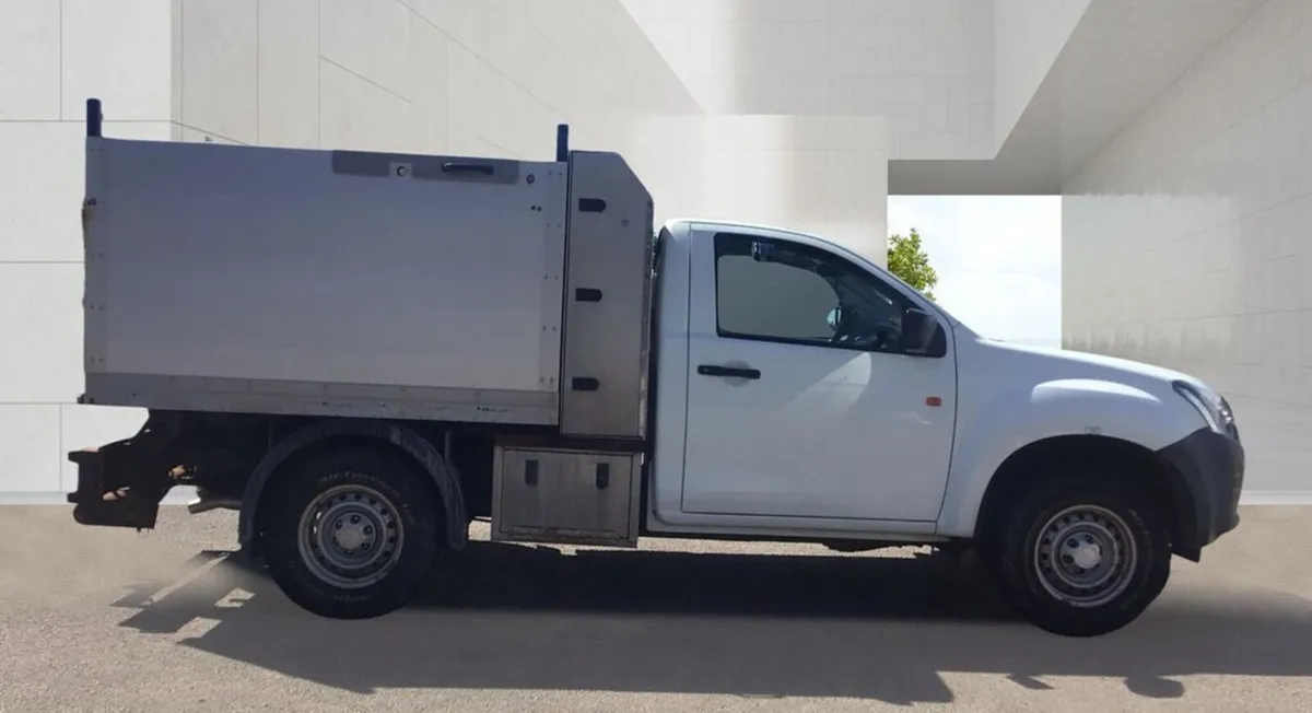 VB - 2020 Isuzu D-Max Tipper Van - Image 3