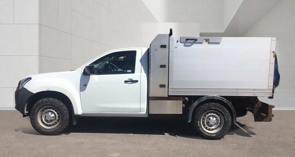 VB - 2020 Isuzu D-Max Tipper Van - Image 1