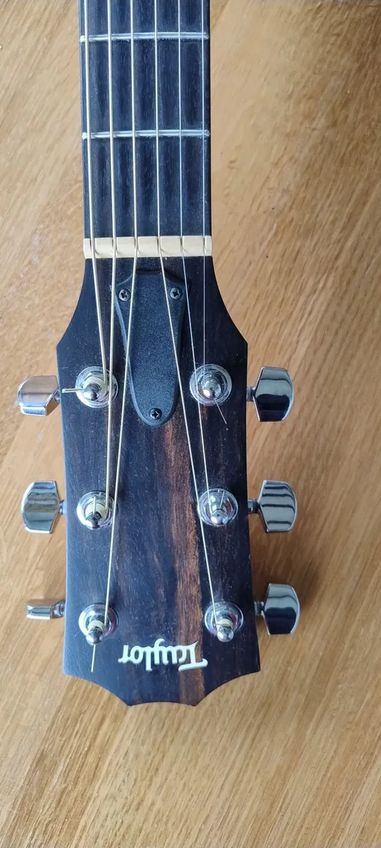 Taylor 214ce left handed acoustic/electric guitar - Image 4