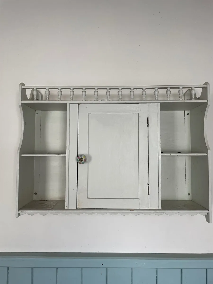 Wall hanging cupboard