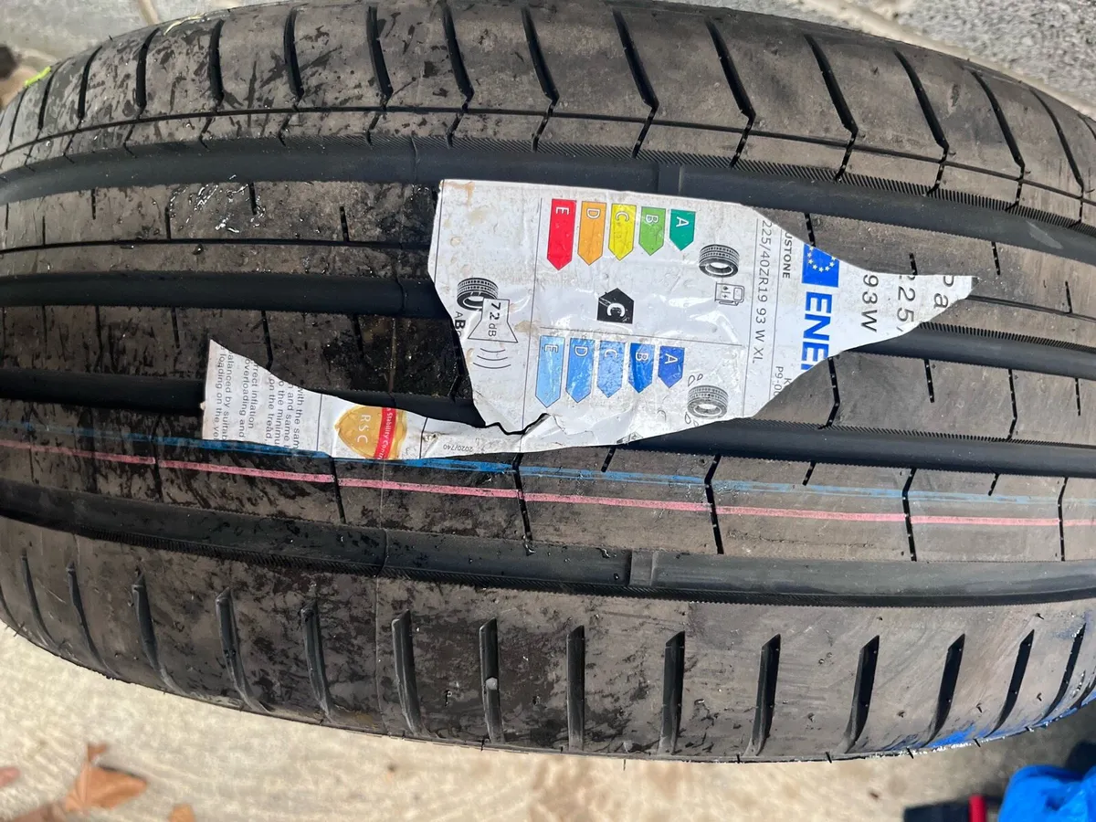 225/40R19 KUSTONE 93W XL RUNFLAT - Image 1