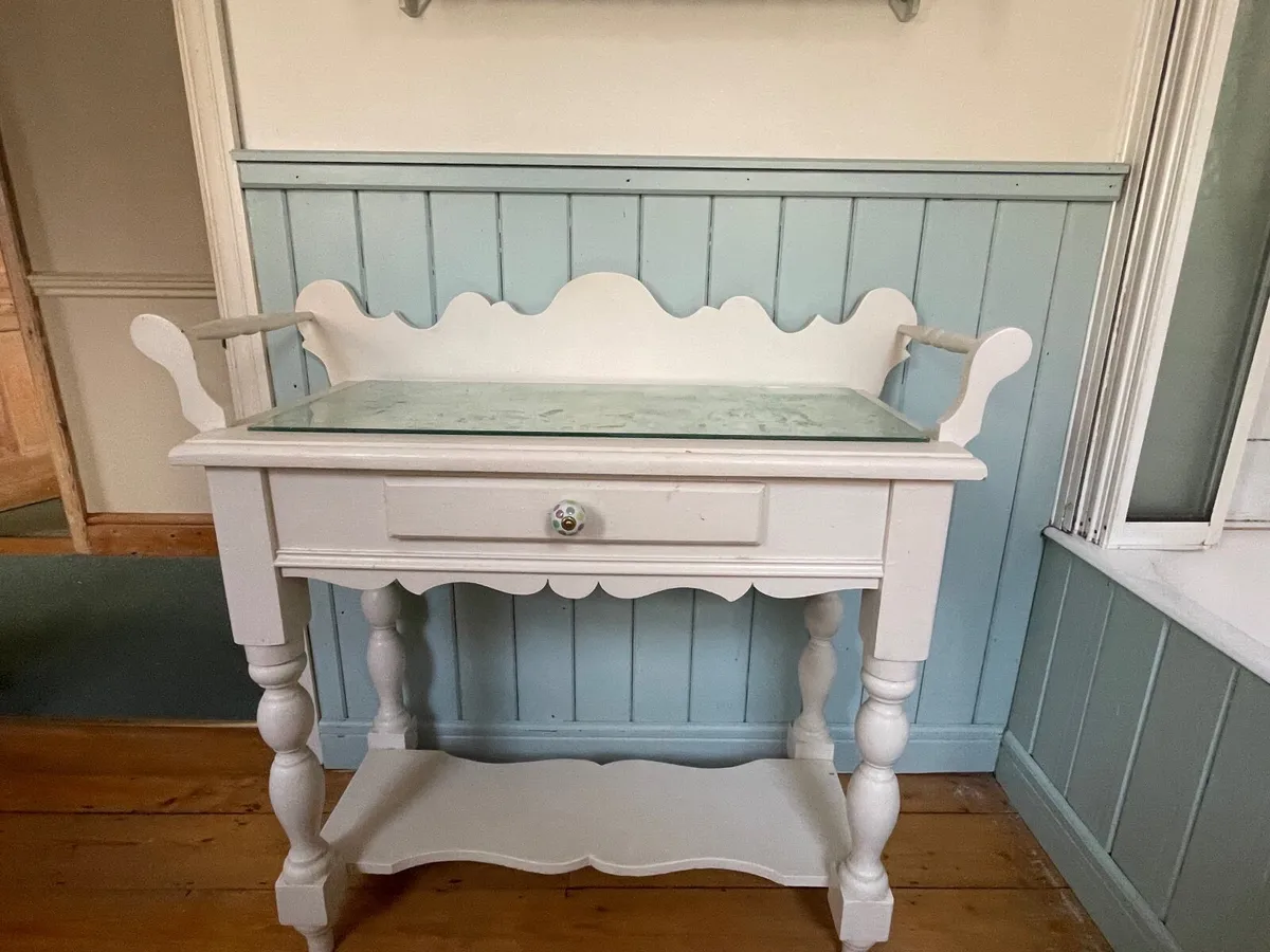 Vanity table - Image 1