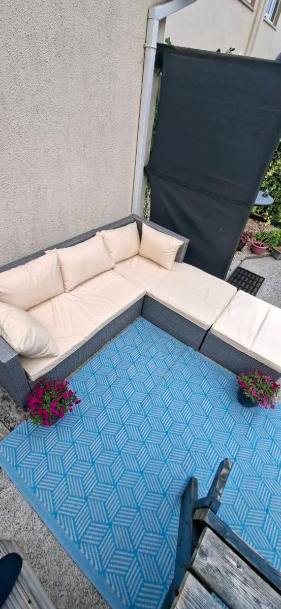 Rattan effect corner sofa - Image 1