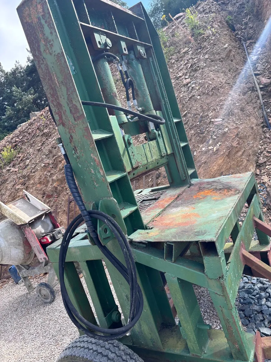 Stone Guillotine - Image 1