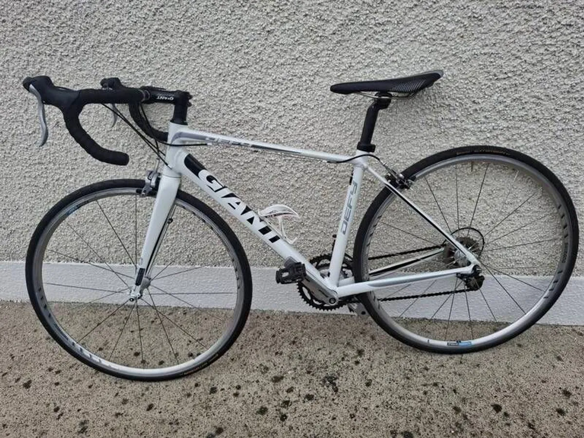 Giant racing bike. - Image 1