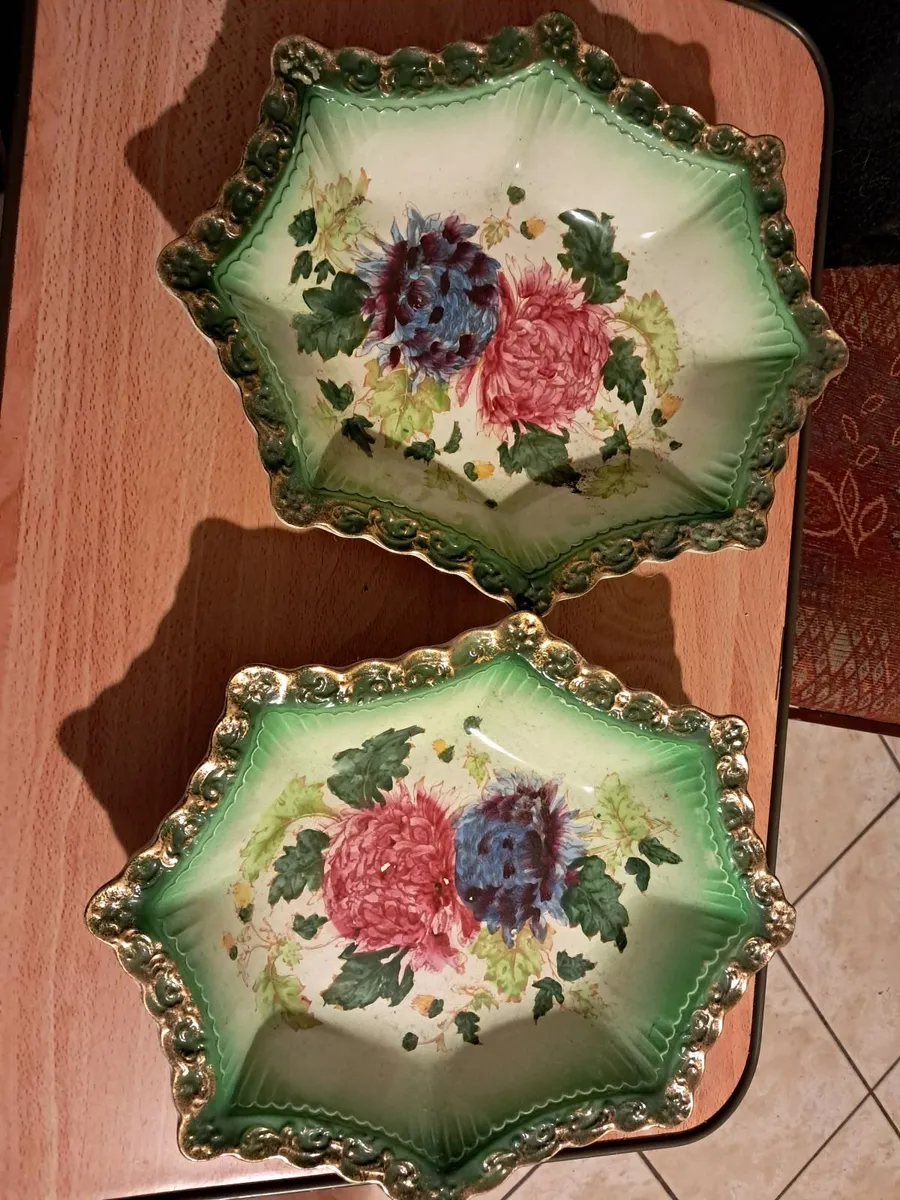 A pair of matching Chrsanthum bowls - Image 2