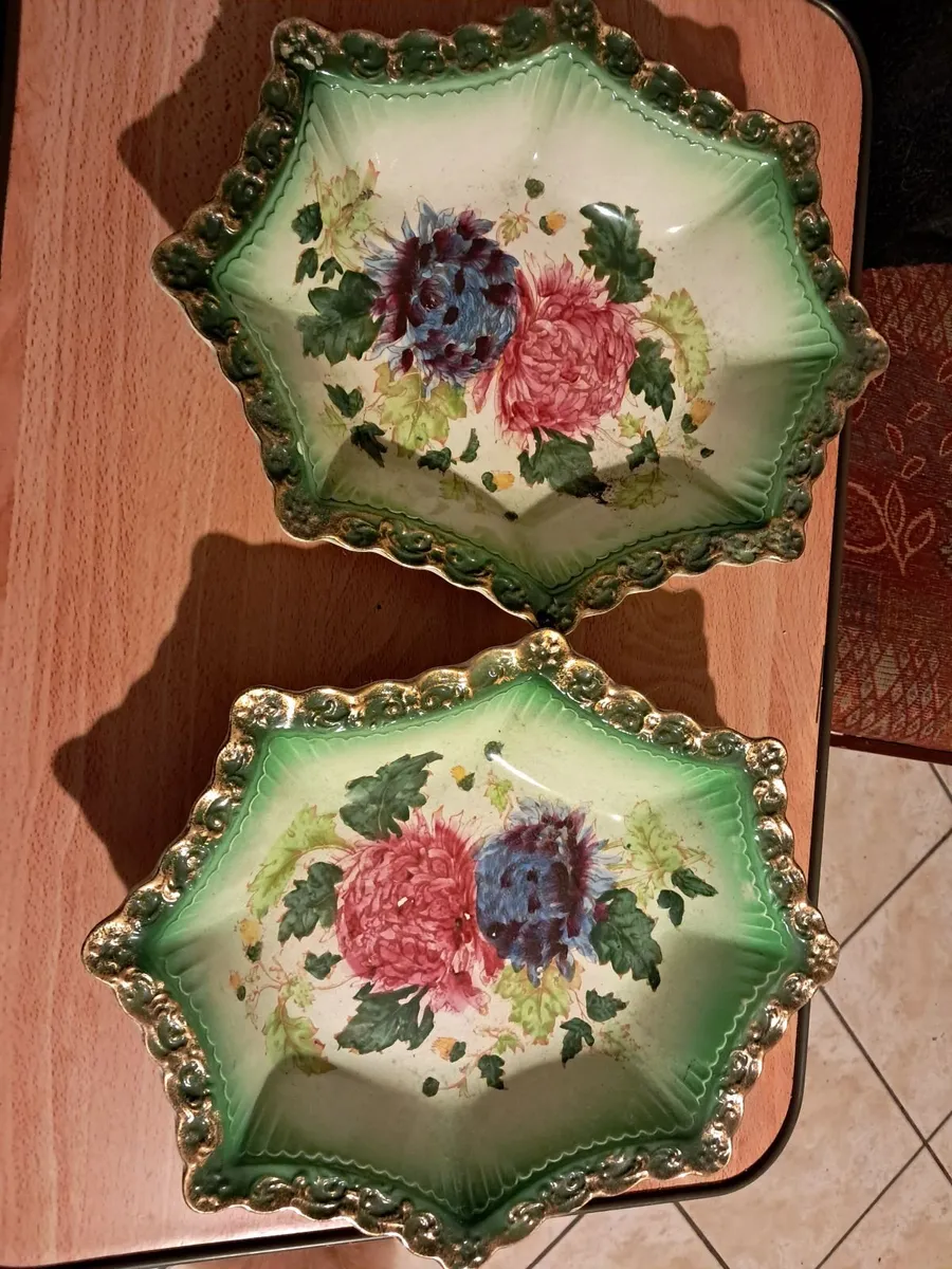 A pair of matching Chrsanthum bowls - Image 3