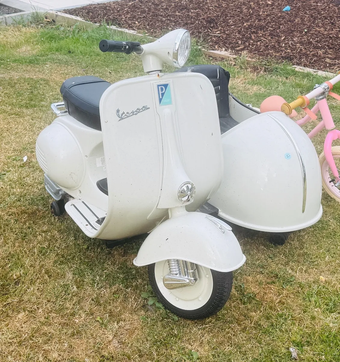 Peg Perego Vespa Scooter with Sidecar – Needs Batt - Image 2
