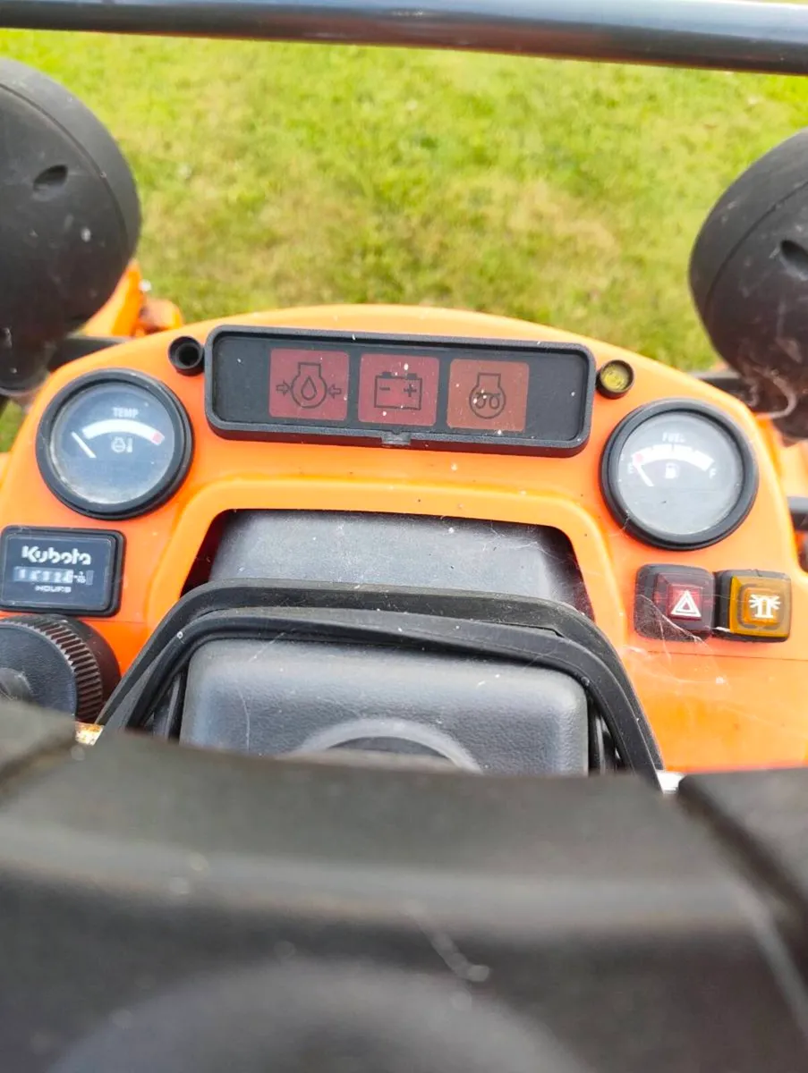 Kubota 3860 with collector - Image 4