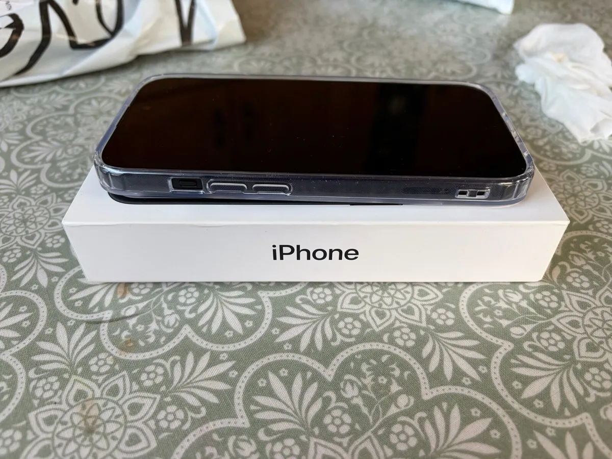 iPhone 15 - Image 3