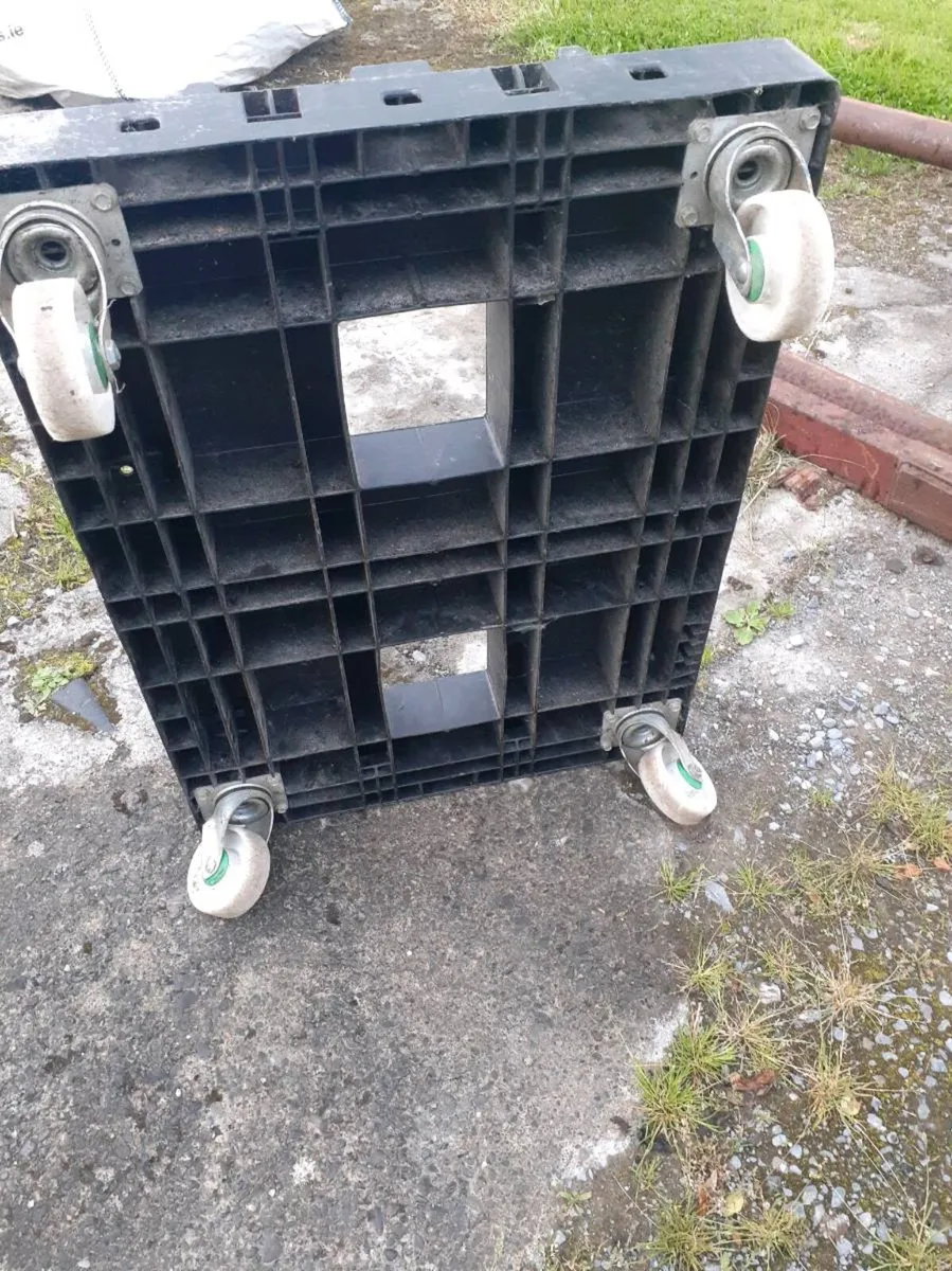 4 wheeled trolly - Image 1