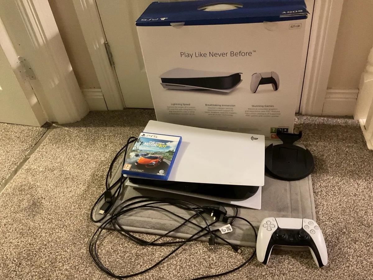 PS5 disc edition very good condition 825GB - Image 3