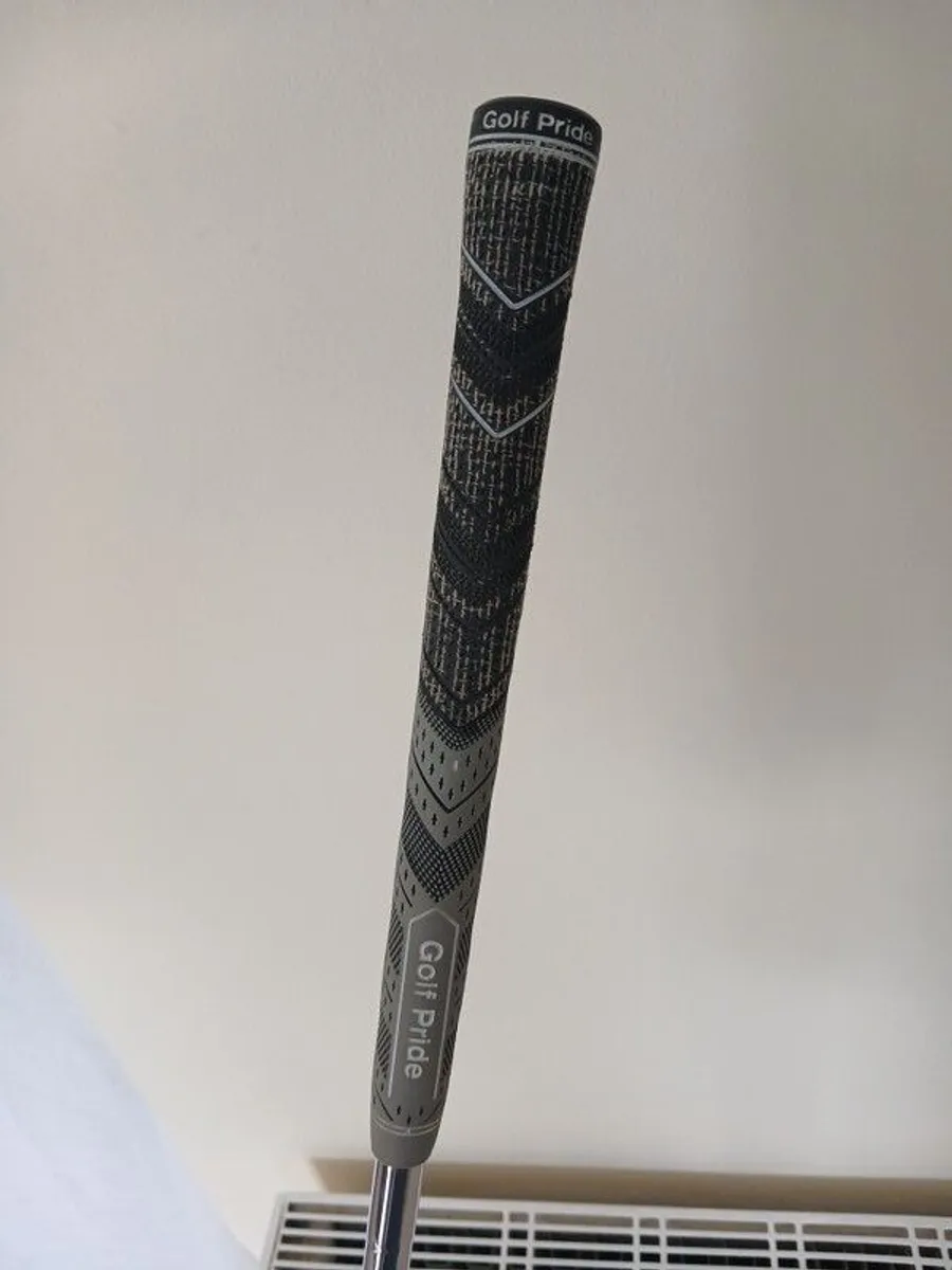 Taylormade wedge 54.11 with milled grind raw face - Image 4
