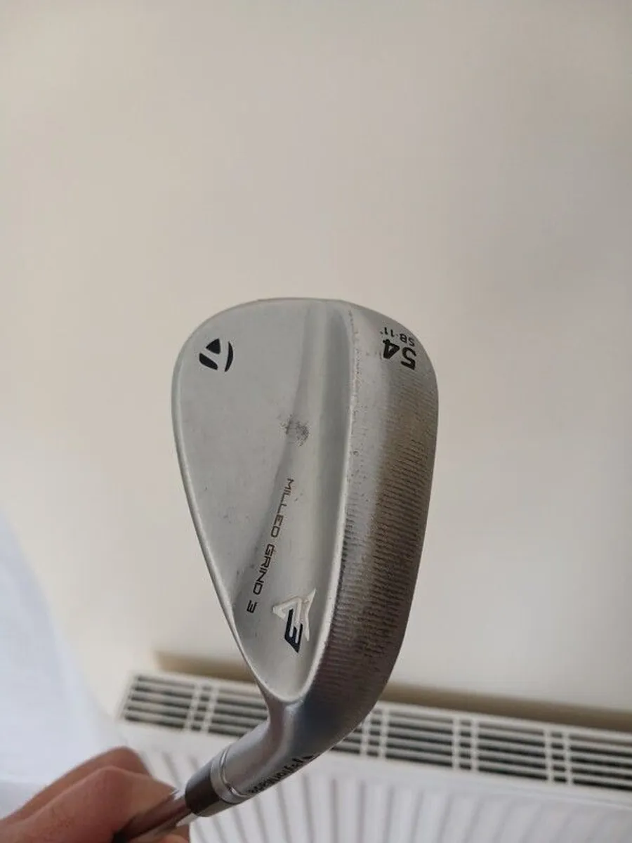 Taylormade wedge 54.11 with milled grind raw face - Image 1