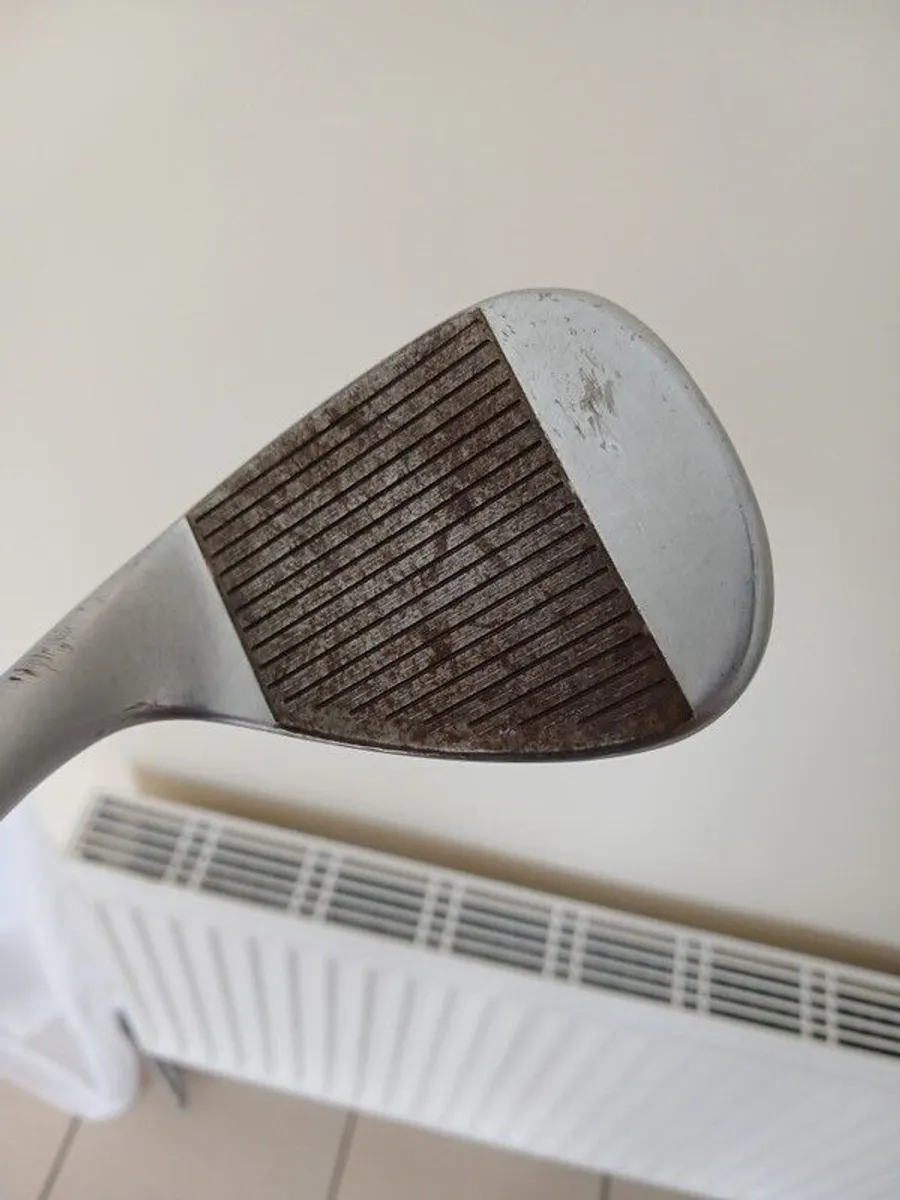 Taylormade wedge 54.11 with milled grind raw face - Image 2