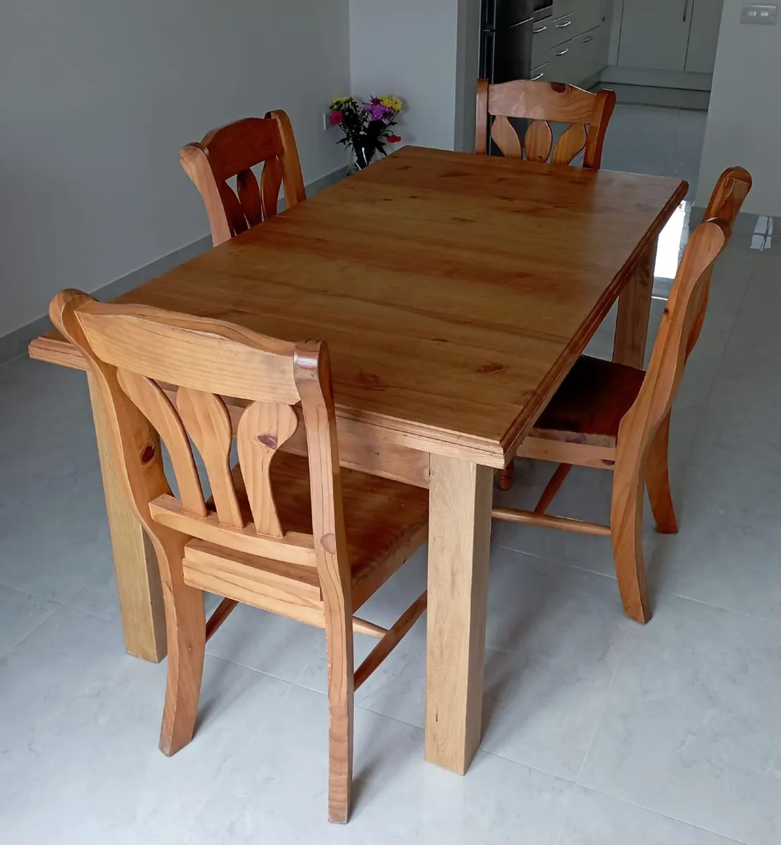 Expandable Solid wood Kitchen Table with 4 chairs - Image 1