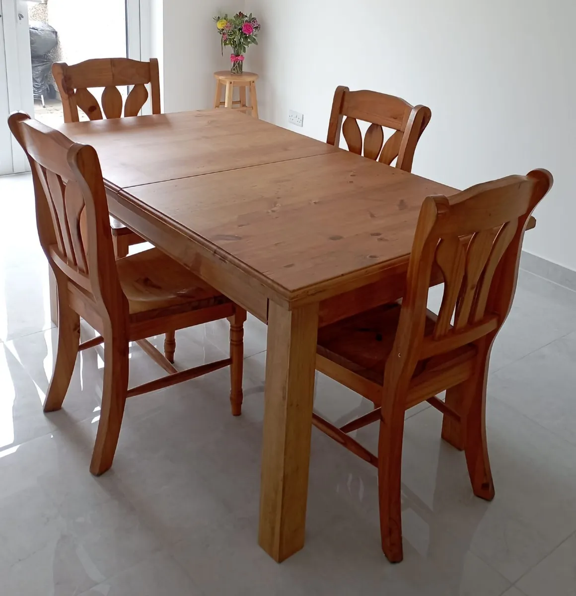 Expandable Solid wood Kitchen Table with 4 chairs - Image 2