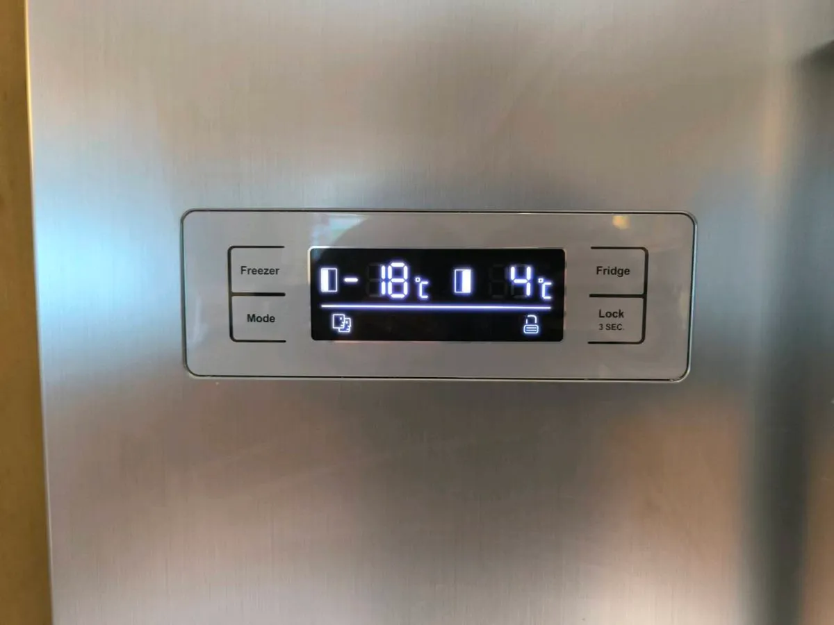 Fridge freezer, frost free, freestanding - Image 3