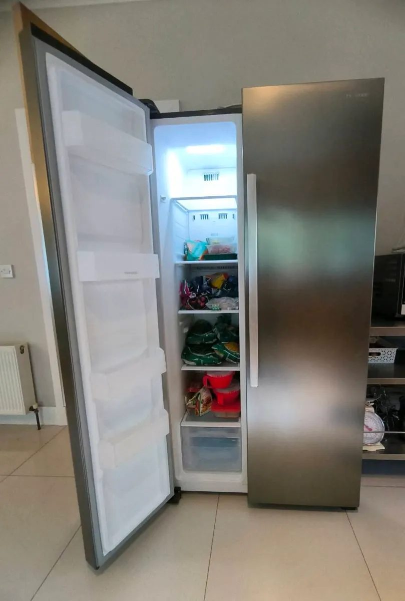 Fridge freezer, frost free, freestanding - Image 4