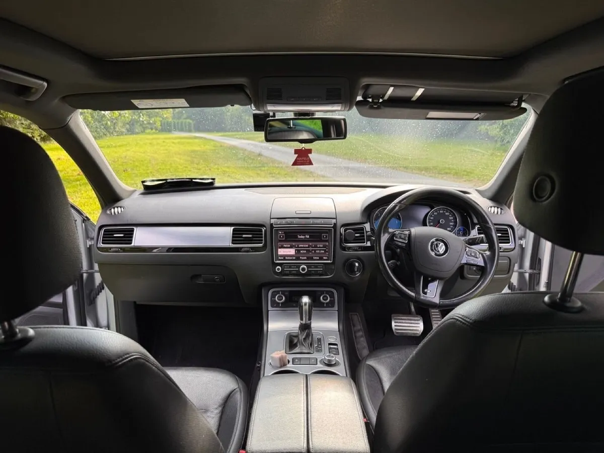 Volkswagen Touareg 2015 - Image 2