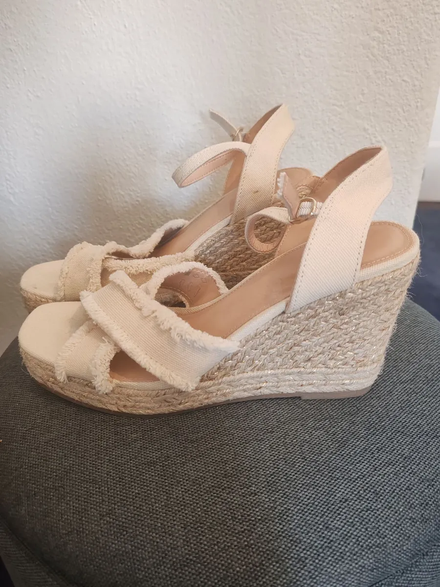Women's shoes - Image 3