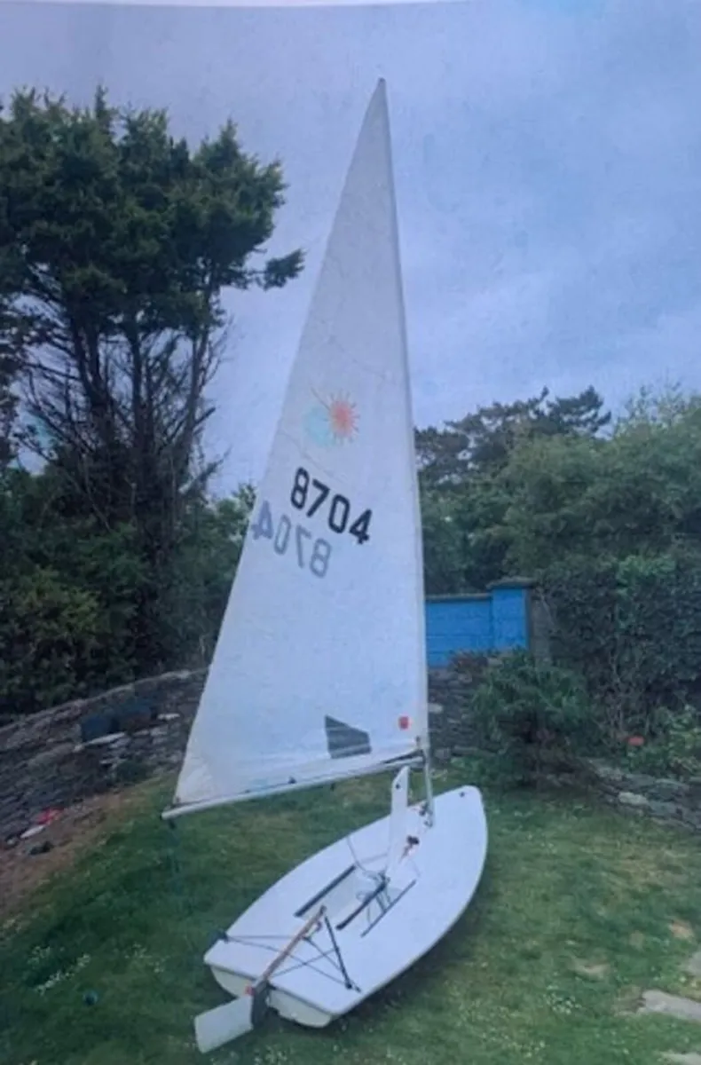 Laser Dingy Sailboat (3.8 / 4.7)