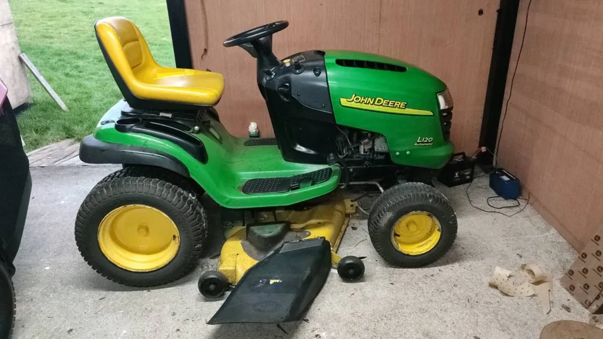 John Deere Ride on mower - Image 3
