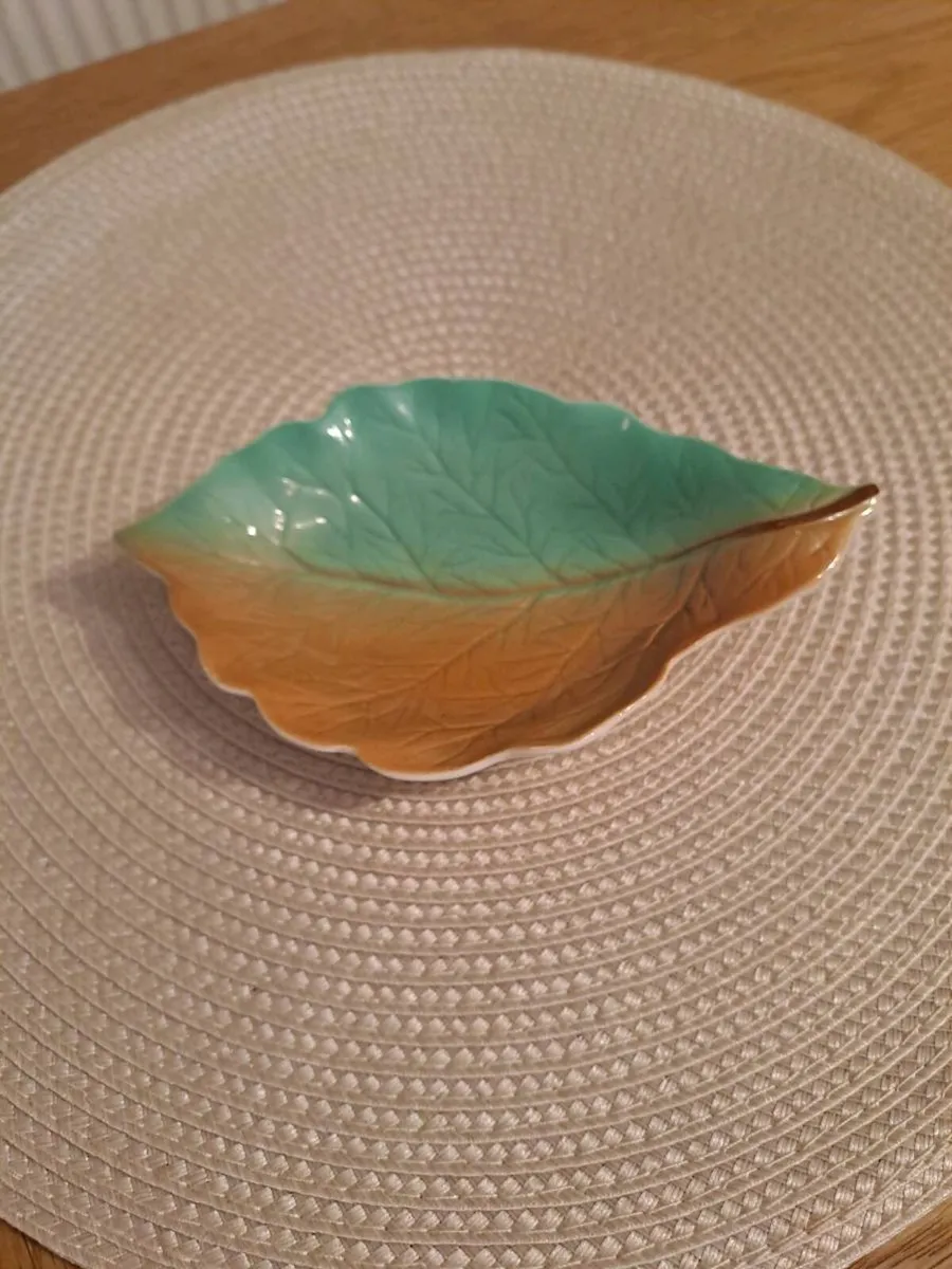 Royal winton vintage Majolica-style leaf dish - Image 1
