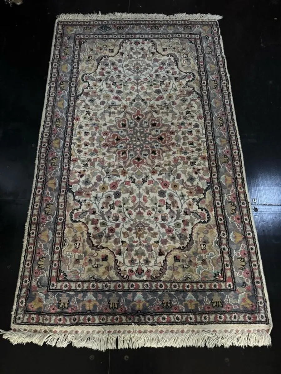Fine Hand-Knotted Pakistani Rug (127cm x 94cm) - Pastel Medallion / CCF Certified - Image 1