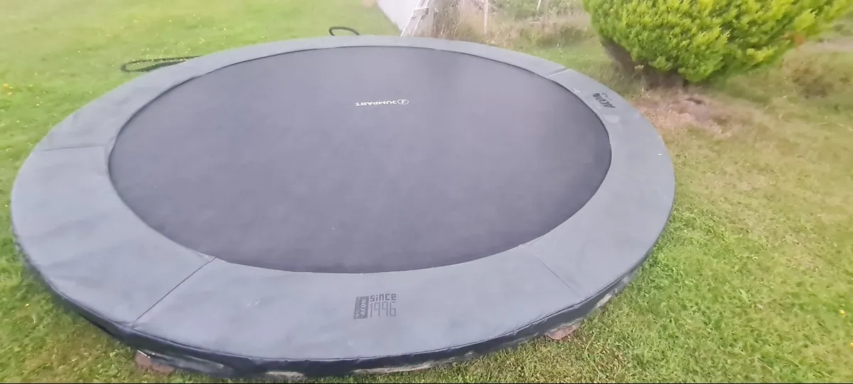 Round trampoline jump mat, padding and connectors