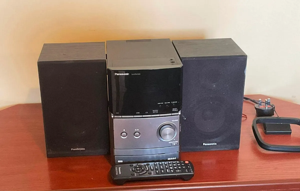 Panasonic SA-PM200 Stereo with Speakers & Remote - Image 1
