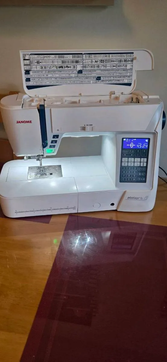 Janome Atelier 6 sewing machine + extension table - Image 1