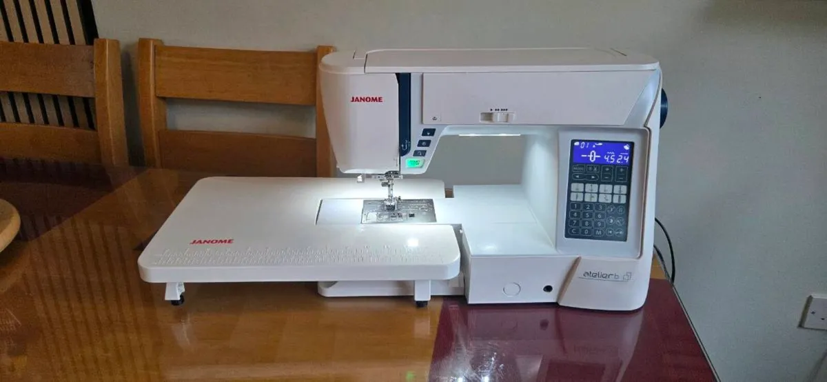 Janome Atelier 6 sewing machine + extension table - Image 2
