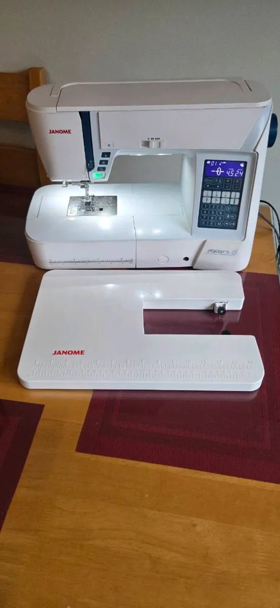 Janome Atelier 6 sewing machine + extension table - Image 3