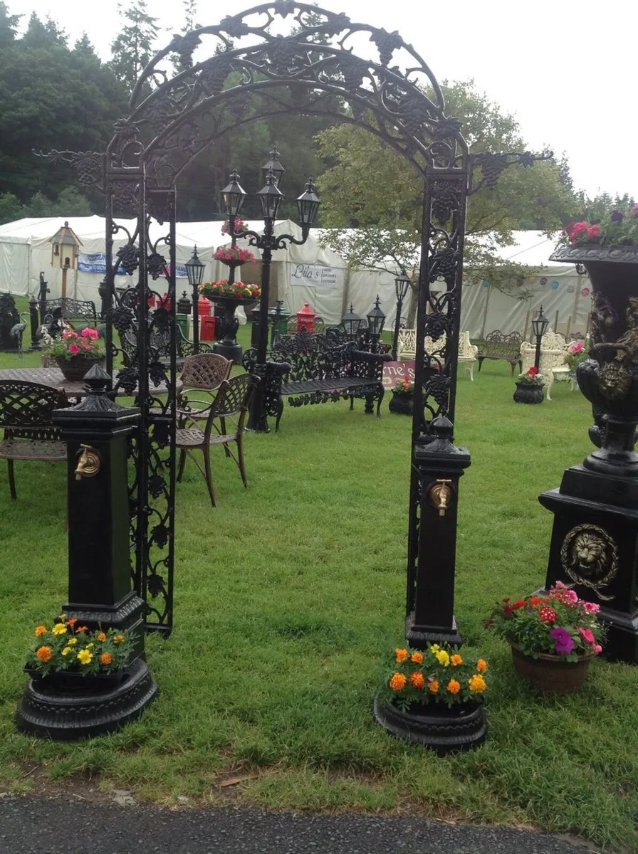 Cast iron Arches & dog bowls Garden furniture - Image 2
