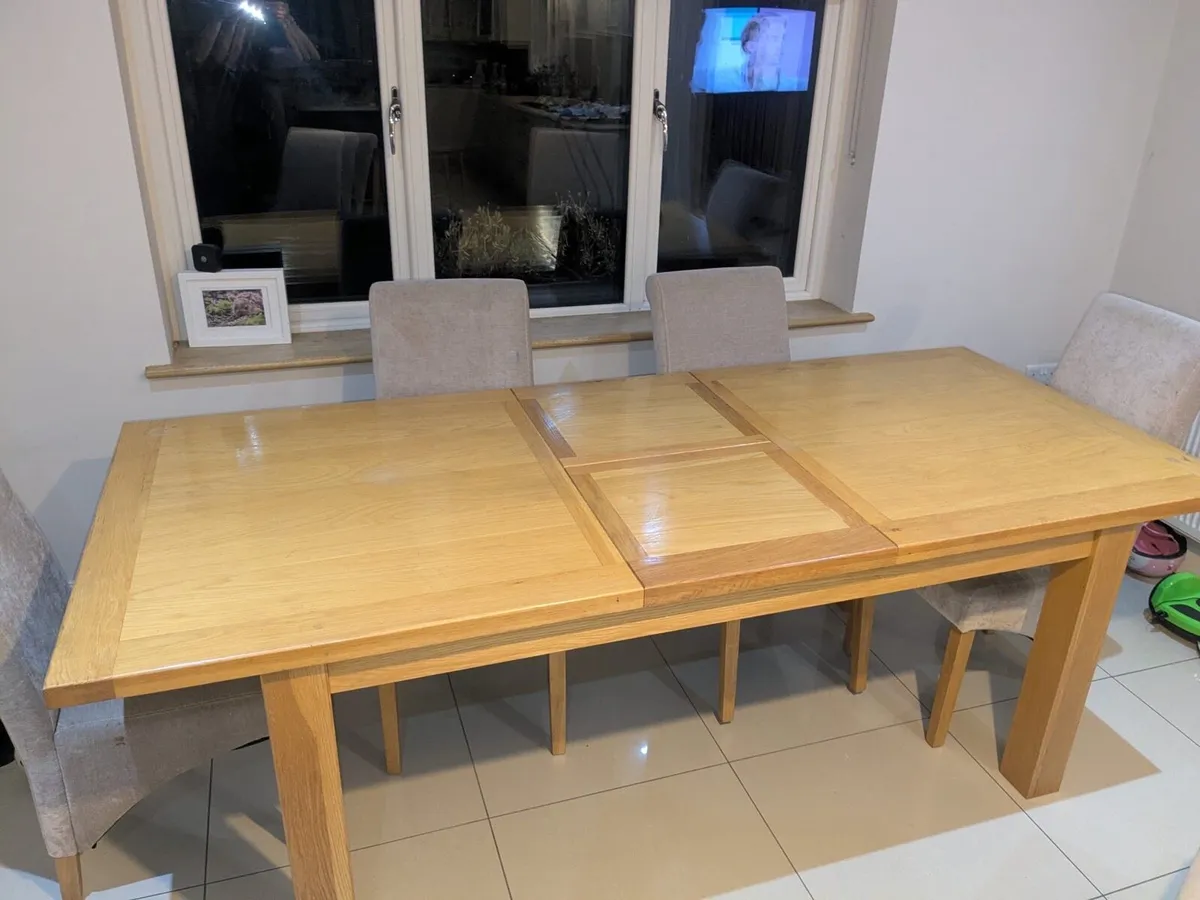 OAK DINING TABLE - Image 1