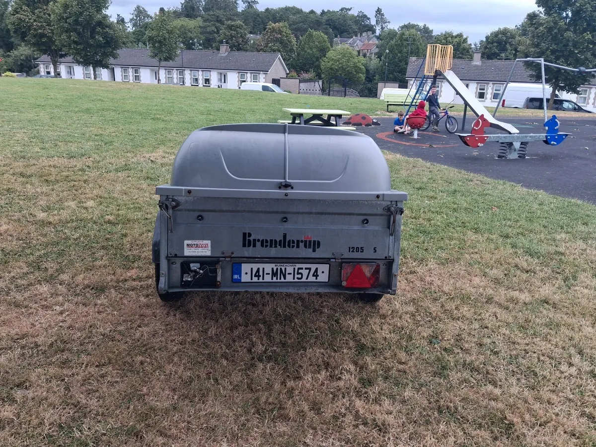 Tent and trailer - Image 4
