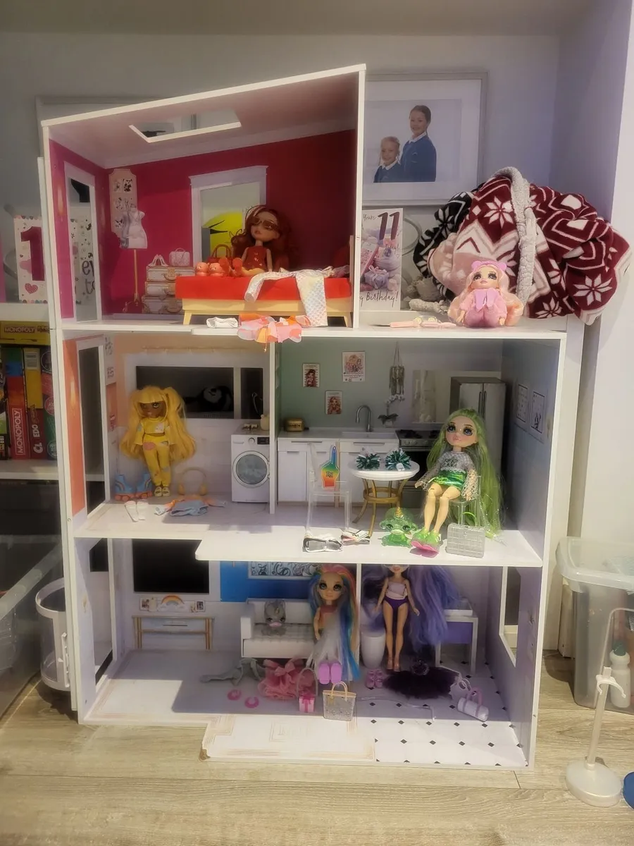 DOLLS HOUSE AND ACCESSORIES - Image 1