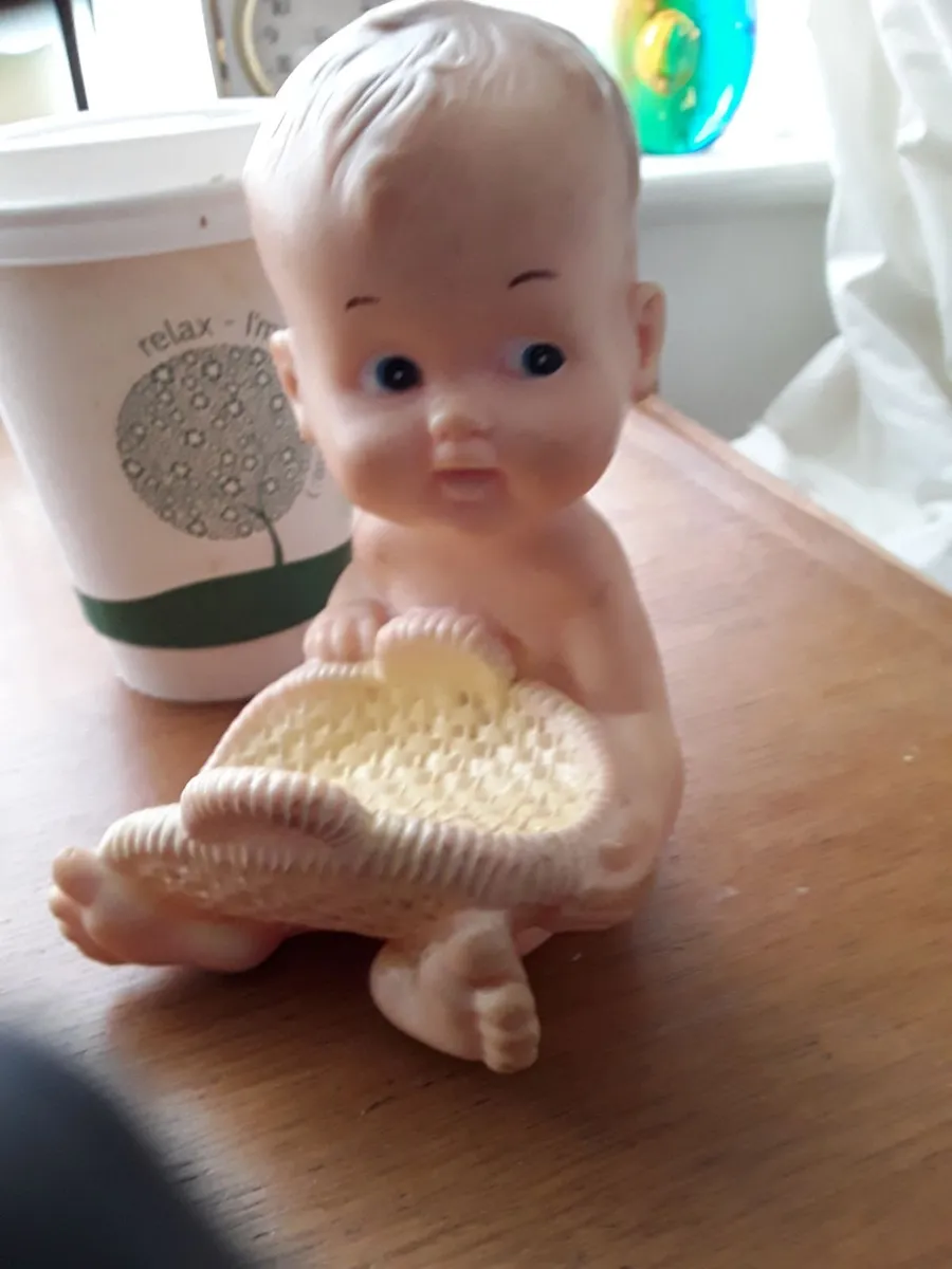 Very cute vintage rubber doll with basket - Image 1