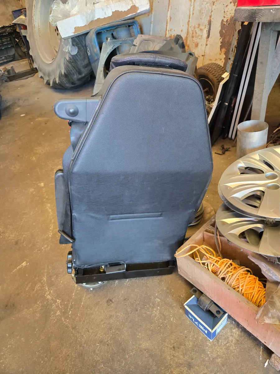 VW 360 seat campervan (swivel seat) - Image 4