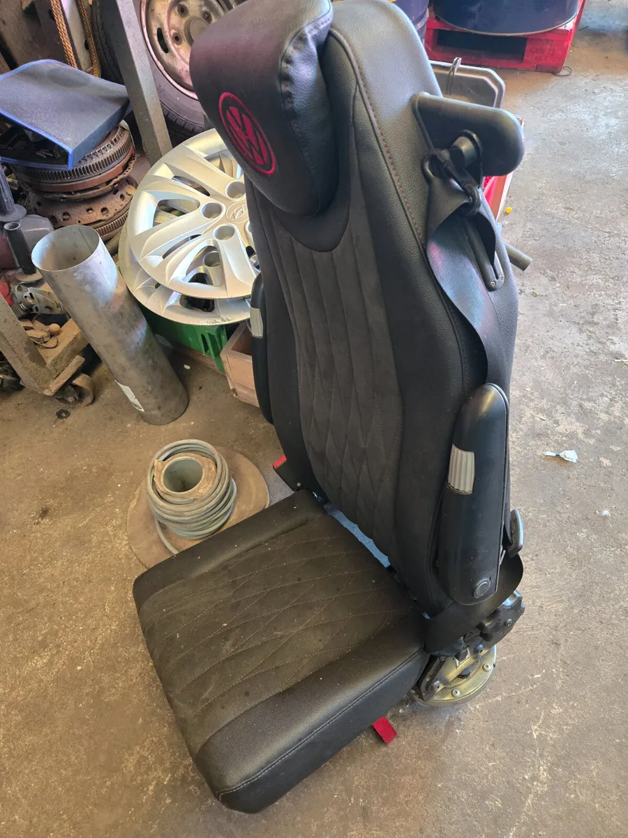 VW 360 seat campervan (swivel seat) - Image 2