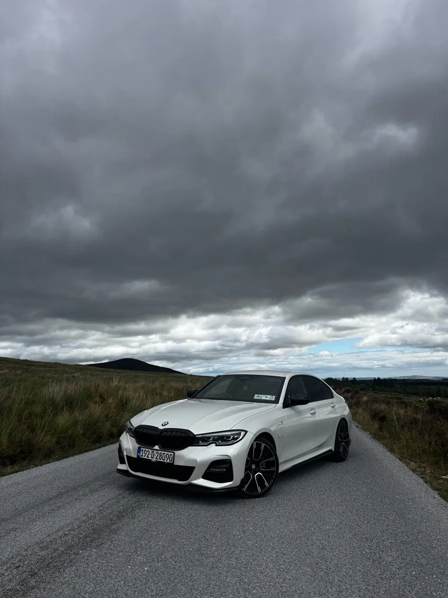 BMW G20 330e - Image 1
