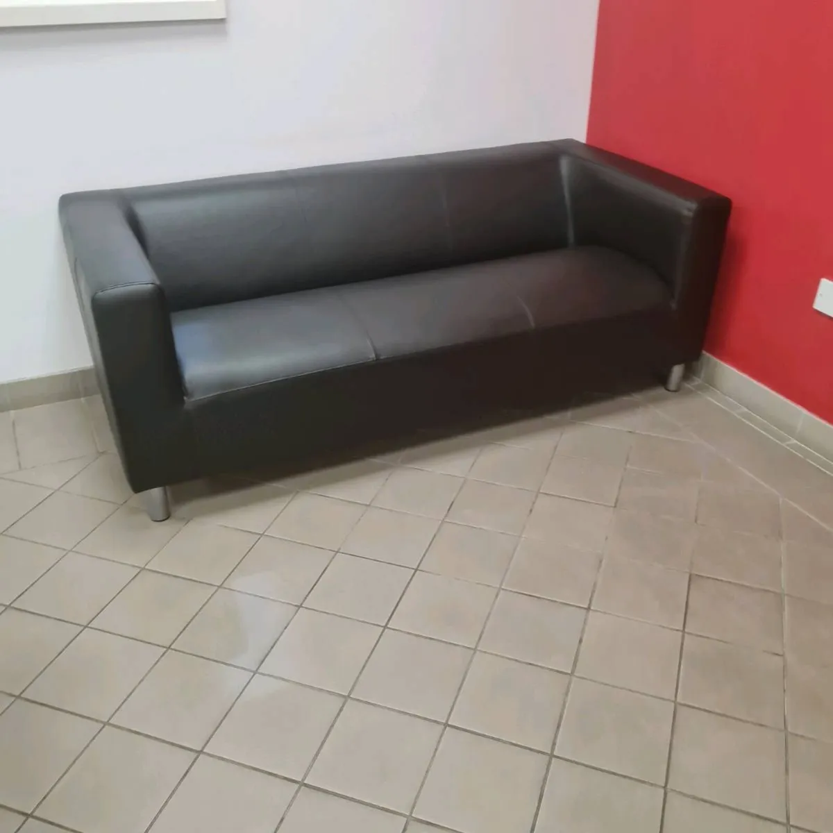 Black executive reception suite - Image 1