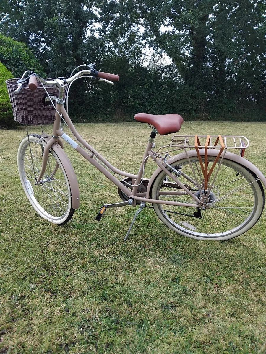 Ladies Bicycle with front basket - Image 3
