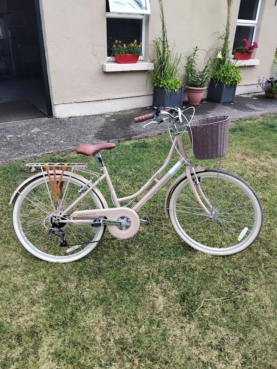 Ladies Bicycle with front basket - Image 1
