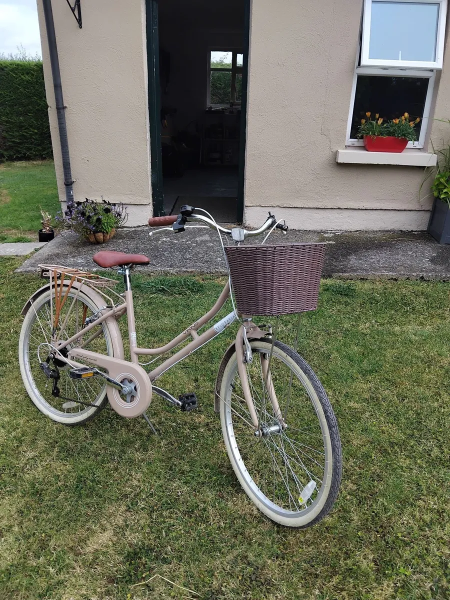 Ladies Bicycle with front basket - Image 4